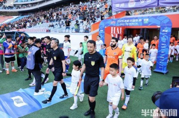 B体育-青岛海牛4:1大胜山东泰山，时隔十五年再次笑傲齐鲁德比