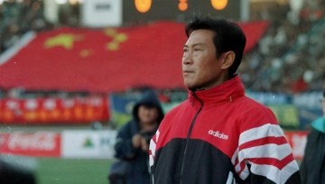 B体育-他曾是国家队队长并担任亚洲杯旗手，执教国足饱受争议，戚务生